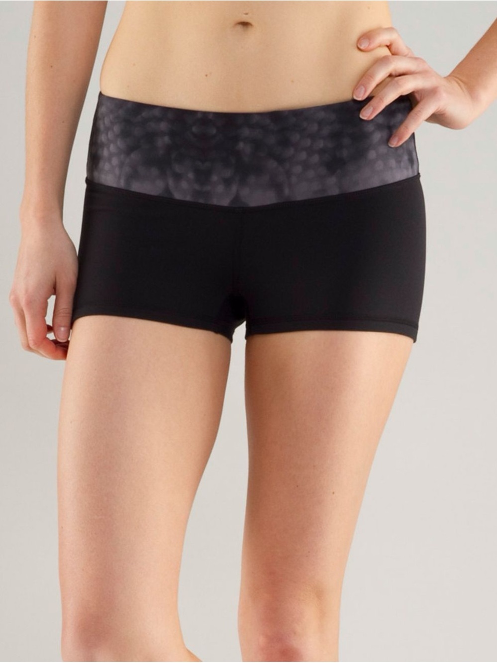 lululemon athletica Black Snowy Owl Boogie Short Size 2 Reversible